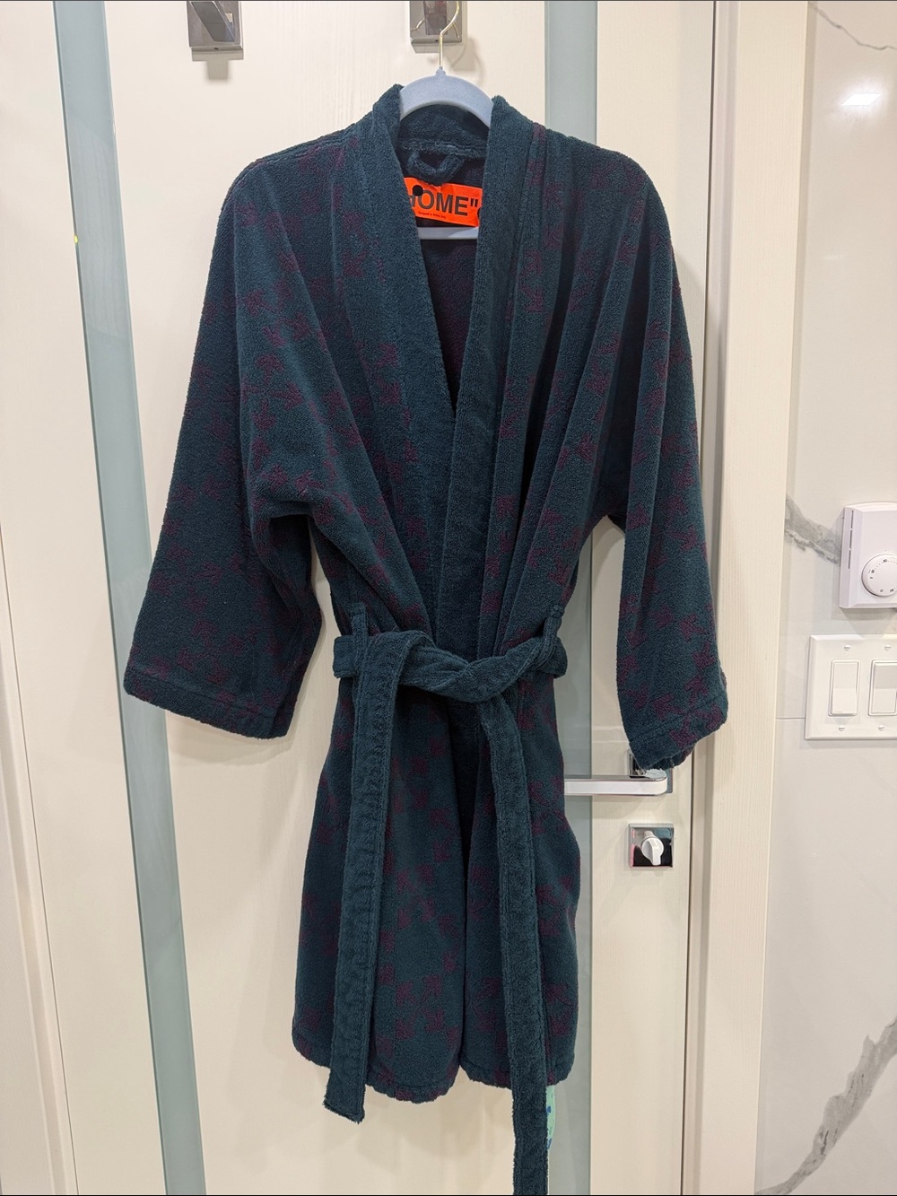 OFF-WHITE
Arrow Pattern Bathrobe - Picture 4 of 7